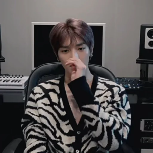 🍤 Стикер «taeyong» для Telegram