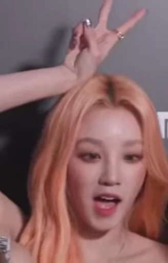 🐰 Стикер «Yuqi 2 (G)I-DLE» для Telegram