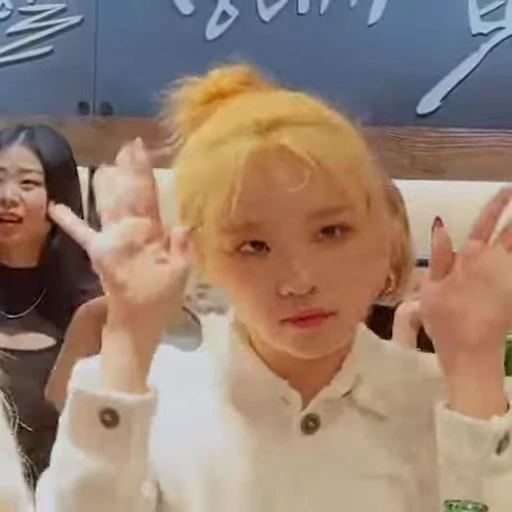 🤪 Стикер «Yuqi 2 (G)I-DLE» для Telegram