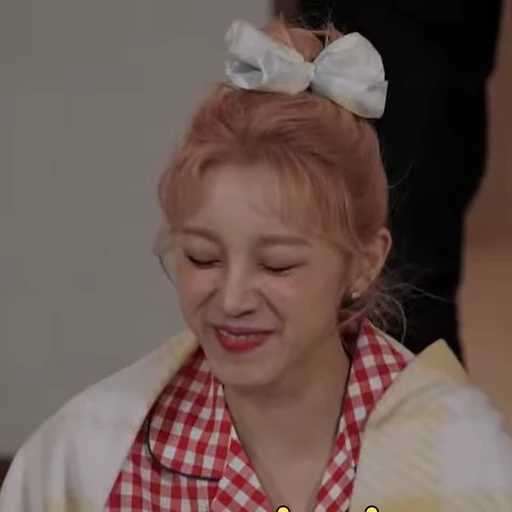 😆 Стикер «Yuqi 2 (G)I-DLE» для Telegram