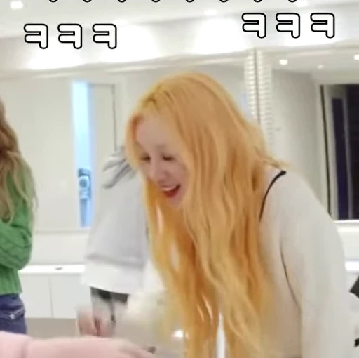 😃 Стикер «Yuqi 2 (G)I-DLE» для Telegram