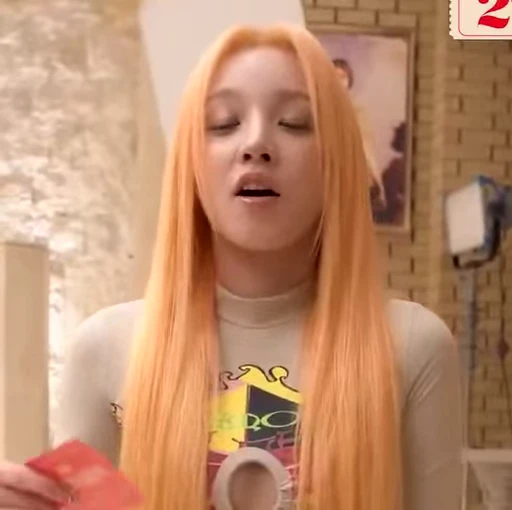 😓 Стикер «Yuqi 2 (G)I-DLE» для Telegram