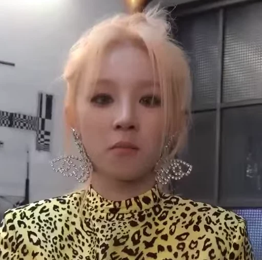 😟 Стикер «Yuqi 2 (G)I-DLE» для Telegram