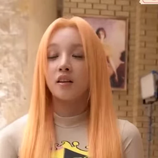 🤔 Стикер «Yuqi 2 (G)I-DLE» для Telegram