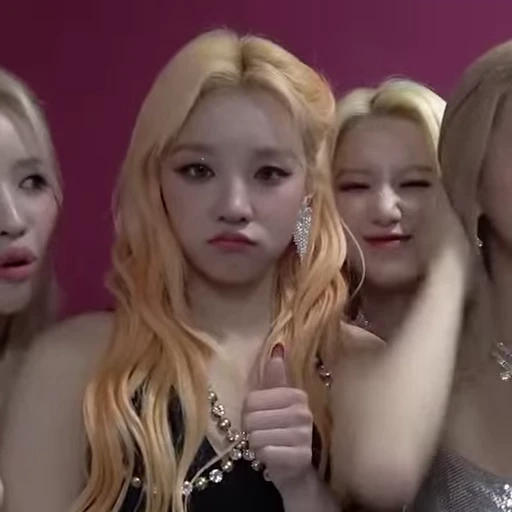 👍 Стикер «Yuqi 2 (G)I-DLE» для Telegram