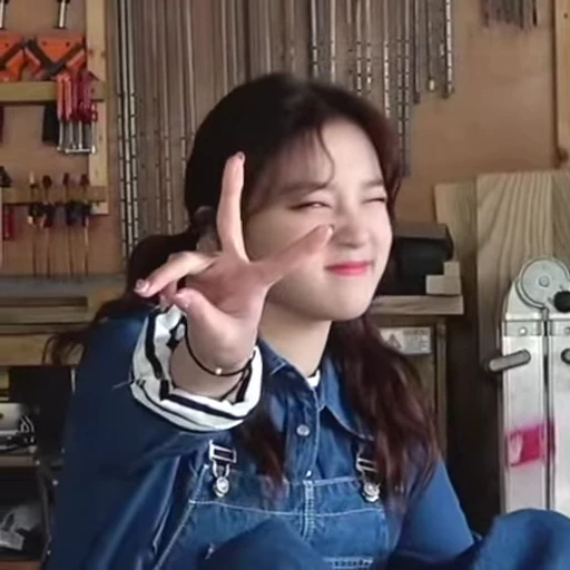 ✌️ Стикер «Yuqi 2 (G)I-DLE» для Telegram