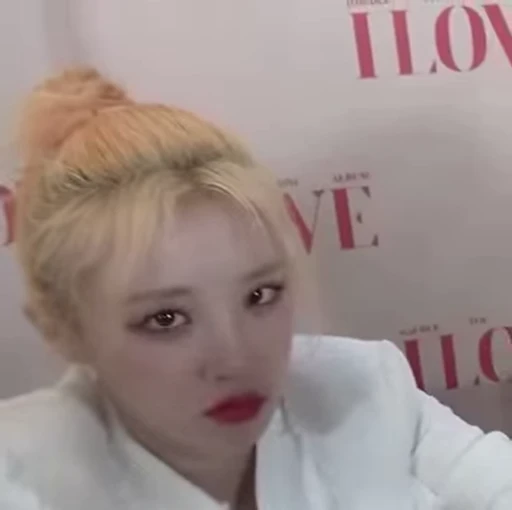 🙄 Стикер «Yuqi 2 (G)I-DLE» для Telegram
