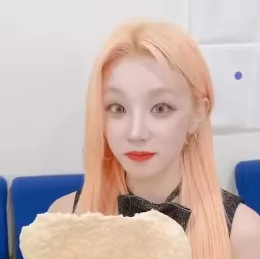 🤏 Стикер «Yuqi 2 (G)I-DLE» для Telegram