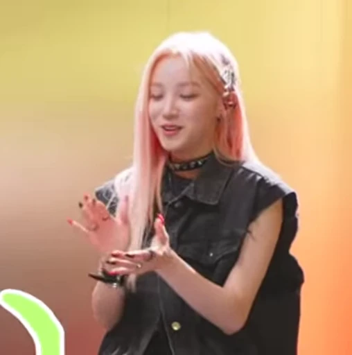 👏 Стикер «Yuqi 2 (G)I-DLE» для Telegram
