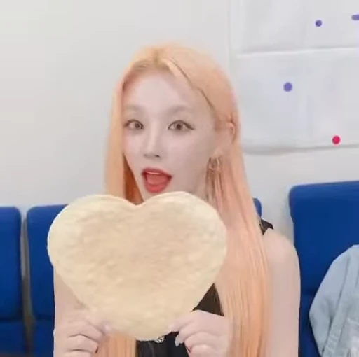 ❤️‍🩹 Стикер «Yuqi 2 (G)I-DLE» для Telegram