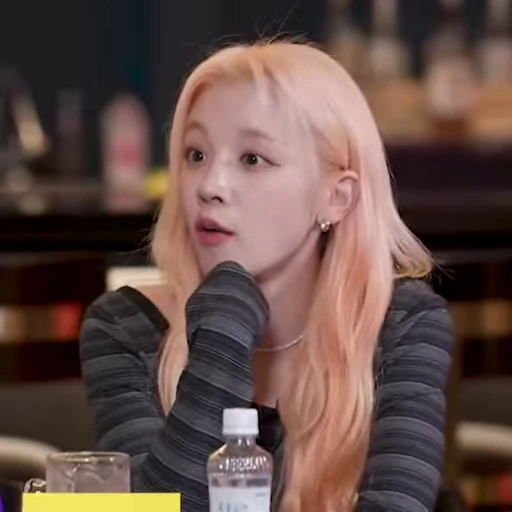😦 Стикер «Yuqi 2 (G)I-DLE» для Telegram