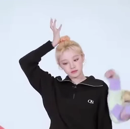 👸 Стикер «Yuqi 2 (G)I-DLE» для Telegram