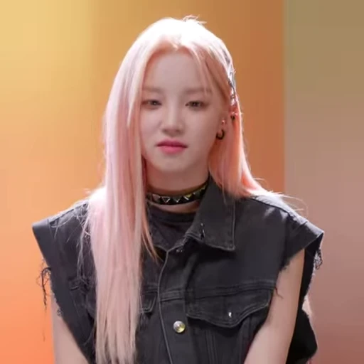 🤩 Стикер «Yuqi 2 (G)I-DLE» для Telegram