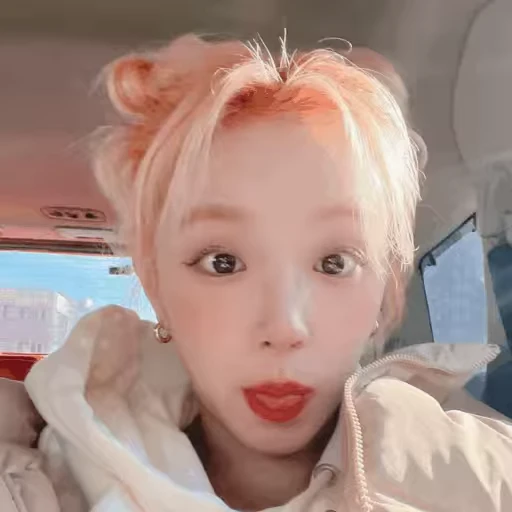 😝 Стикер «Yuqi 2 (G)I-DLE» для Telegram
