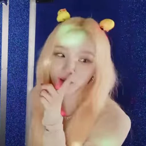 🤫 Стикер «Yuqi 2 (G)I-DLE» для Telegram