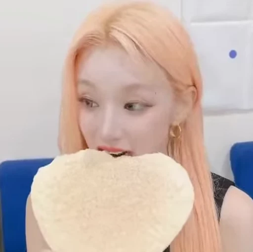 💔 Стикер «Yuqi 2 (G)I-DLE» для Telegram