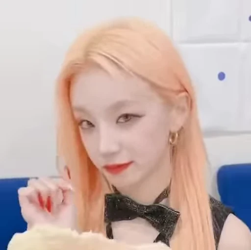 💕 Стикер «Yuqi 2 (G)I-DLE» для Telegram