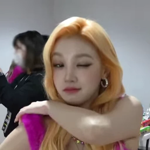 😏 Стикер «Yuqi 2 (G)I-DLE» для Telegram