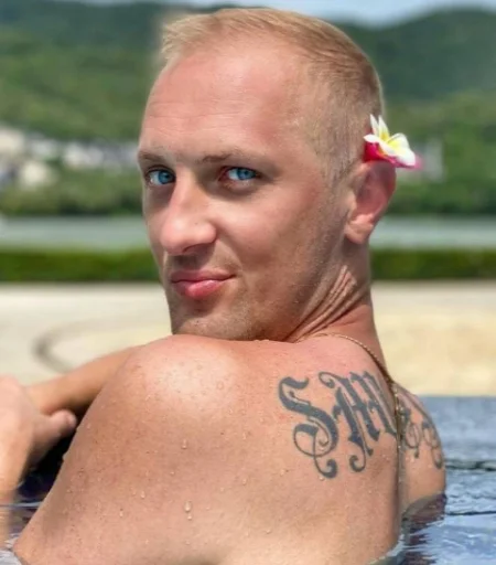 😚 Стикер «zubarefff» для Telegram